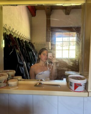 Bab Buelens Instagram - 1. editing work while lying down looks like naps at noon looks like editing work while lying down 🤳
2. trying to de-stress with horses, i think it might work, should try when i have more time 🐎
3. little flowers little joys 🌸🌼
4. in the top three of my favorite animals iykyk 🐄
5. quick shower at the farmer’s (after a steep 15min walk, so was ready to shower again after walking back lol) 🚿
6. husband gives me flower very nice happy🤵‍♂️
7. the flower 💜
8. camping fit 32 degrees 👩‍🌾
9. horseeeeees 🐎🐎🐎