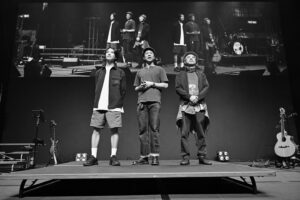 BabyJohn Choi Instagram - 這三年，我基本上都沒有太多演員工作。身邊朋友都有問我下一部上映作品是甚麼，我都答不到他們。
最近我常常問自己，到底我下一部可以演出的作品會何時出現，甚至因為沒有人找我演出，我開始懷疑自己，經過無數次自我鼓勵和氣餒的兩極游走，直至兩星期前，出現了一個演出機會…

沒有劇本，只有一個理念。三位演員，加上幾位來自不同背景的兄弟姊妹，開始整個創作旅程。我們用了兩個星期，經歷由早到早（因為第二星期開始每天都深宵開會排練），將劇本一步一步地創作出來，直至演出前的一個凌晨晚上，我們仍在為劇本進行創作及改良。在這個兩星期的創作及排練過程，經過無數次停濟，推土重來，我們不經不覺建立著強大的信任及契合，我們真切感受及經歷到劇本想呈現的理念。

演出前一晚，我們還擔心八號風球影響整個節目進行，結果當天演出順利舉行，總結時聽到牧師分享，在他早一晚回家路上，正擔心節目能否舉行之際，他看見一架車，車牌號碼是「Oneness」，他回家立即較好鬧鐘，因為他深信節目一定能夠如期舉行。

這兩星期的共同努力，我們於星期六正式將演出呈現給每一位蒞臨的人，包括我們團隊的每一位。我們以真誠的演繹及交流，與觀眾的情感相互動。整個經歷將會在我們每一位的心中留下深刻烙印。未來是怎樣我不會知道，下一位（識貨😏）找我拍戲/舞台劇演出的導演監製又會是誰，但我在這刻可以有信心地告訴自己，我是一位演員，一位創作人。我好多謝演員能夠成為我的專業，而我必定會繼續用這個專業去將人生的五味雜陳真摯地演繹，分享給你們，為你們加油打氣。

感謝今次有一個令我感動，振作，再次得力的兩星期旅程；感謝這兩星期裡一起奮鬥的兄弟姐妹。

有一些想法，是時候要重新啟動，人生起伏一波又一波，未來的路是怎樣，我會一步一步尋求，引證出來。我愛我的工作，我愛我的生命。

這一刻我可以堅定地站著，靜候恩主。

Amen.
#onenessconference

📷: @derekwongkh