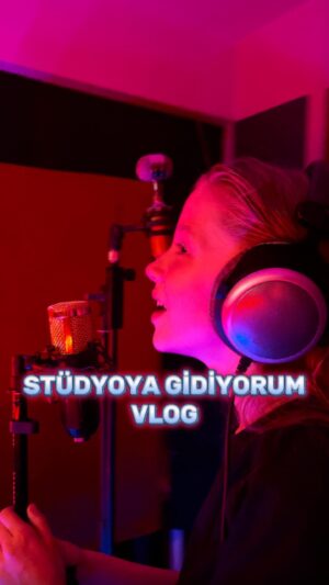 Bade Arazlı Instagram - STÜDYOYA GİDİYORUM-VLOG 🎙️
Sonu süprizli 💝 Yorumlarınızı bekliyorum 🫠

Mecburen #reklam 🌸
Etek: @ozlemkaratayofficial 
Lip Balm: @yvesrocherturkiye 
Kiraz Çiçekli Parfüm: @yvesrocherturkiye 
Oje: @kikomilanoturkey 
Ayakkabı: @vans.turkiye 

#badearazlı #cocukoyuncu #çocukoyuncu #oyuncu #reklamfilmi #sinemafilmi #animasyonfilmi #türkfilmi #türkdizisi #türkouyuncu #oyuncu #yönetmen #alışveriş #alışverişvlog #işbirliği #akım #benimlebirgün #kpop #dancecoverkpop #magnetic #manken #yenişarkı #yeteneksizsiniztürkiye #yeteneksizsiniz #burgerkingtürkiye #müzikstüdyosu #yapımcı #yeniproje #taksimmeydani #istiklalcaddesi
