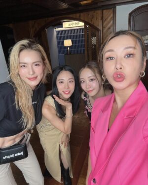 Bae Yoon-jung Instagram - 아 진짜  너무잘먹고,잘웃고,잘놀다옴👍
리아리티쇼 대박나길🙏