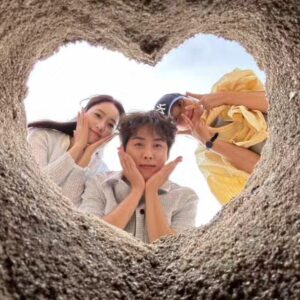 Baek Sung-hyun Instagram - 띵동~ 드디어 오늘 저녁  수우리 등장!!!🤩
'수지맞은 우리'가 방송을 재개합니다.
파리올림픽 기간동안 나라를 대표해 수고해주신
전 종목 국가대표 분들께 진심어린 박수를  보냅니다!!!👏👏
고생 많으셨고 덕분에 행복했습니다!! 👍

Did you miss me? 😁

#수지맞은우리  #KBSDRAMA