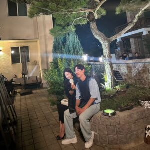 Baek Sung-hyun Instagram - 옳지 ~ 그래그래 잘하는구나~ 
얼음 동동띄운 물도 좀 가져오너라 동생아

#수지맞은우리  #kbs1