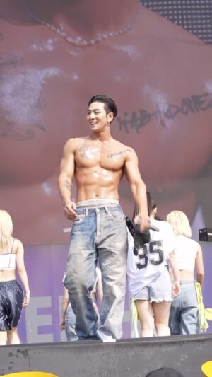 Baekho Instagram - 엘리베이터 안에서 💦🔥 #백호 #BAEKHO #엘리베이터 #BAEKHO_Elevator #워터밤서울 #WATERBOMBSEOUL @waterbomb_official