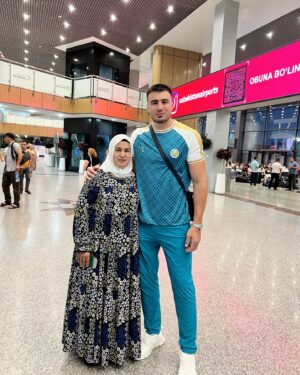Bakhodir Jalolov Instagram - Onajonim duolarini olib safarga yo’l oldik! 🤲🏻
InShaAllah 2xtime Olympic champion
