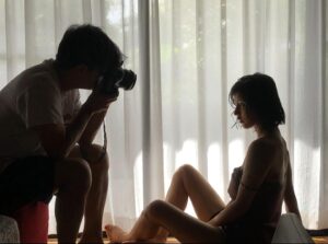 Bambi Watanabe Instagram - 約10日間のアンディとの写真展【Siren】大盛況で終わることができました。来てくださったみなさま、ドレラの皆さま、アンディ、シェーン、よしさん、アーロンとにかくみんな本当にありがとうございました❤️‍🔥
びっくらぶを！❤️‍🔥

ありがたいことに作品集海外からのオンライン注文も多く、
引き続きドレラのオンラインサイトでもご購入可能になっております。
Tシャツの方も売ってるので是非この機会にゲットしてね🫶🏼
リンクは私のプロフィールのDrella Shopから飛べます🕊