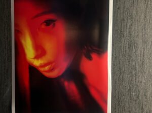Bambi Watanabe Instagram - 約10日間のアンディとの写真展【Siren】大盛況で終わることができました。来てくださったみなさま、ドレラの皆さま、アンディ、シェーン、よしさん、アーロンとにかくみんな本当にありがとうございました❤️‍🔥
びっくらぶを！❤️‍🔥

ありがたいことに作品集海外からのオンライン注文も多く、
引き続きドレラのオンラインサイトでもご購入可能になっております。
Tシャツの方も売ってるので是非この機会にゲットしてね🫶🏼
リンクは私のプロフィールのDrella Shopから飛べます🕊
