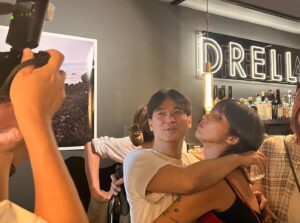 Bambi Watanabe Instagram - 約10日間のアンディとの写真展【Siren】大盛況で終わることができました。来てくださったみなさま、ドレラの皆さま、アンディ、シェーン、よしさん、アーロンとにかくみんな本当にありがとうございました❤️‍🔥
びっくらぶを！❤️‍🔥

ありがたいことに作品集海外からのオンライン注文も多く、
引き続きドレラのオンラインサイトでもご購入可能になっております。
Tシャツの方も売ってるので是非この機会にゲットしてね🫶🏼
リンクは私のプロフィールのDrella Shopから飛べます🕊