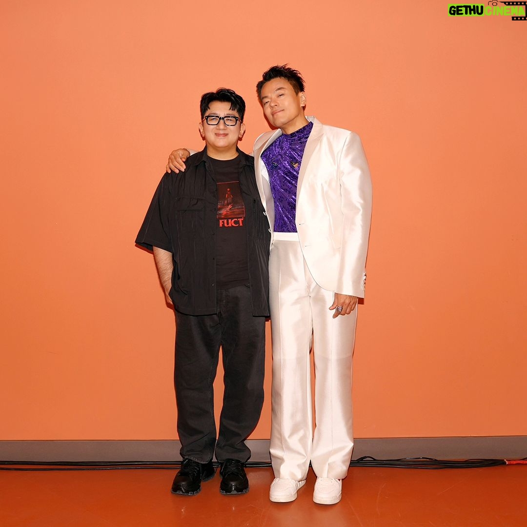 Bang Si-hyuk - 455.1K Likes - Unforgettable moments with artists of #WeverseConFestival #HYBE #honored
Thank you! @asiansoul_jyp @imase11_9 @plave_official @this_is_baekho @saythename_17 @officialfromis_9 @txt_bighit @enhypen @tws_pledis
