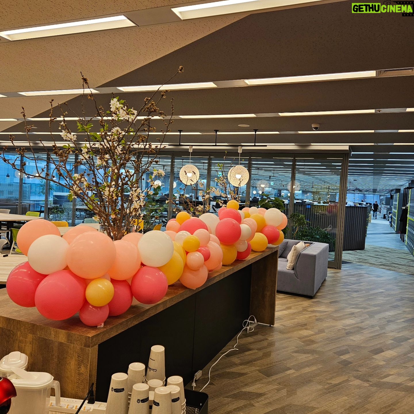 Bang Si-hyuk - 393.3K Likes - Congrats on the new office! It's been 4 years. Wish you good luck! 新しいオフィス入居おめでとうございます #HYBE #HBJ