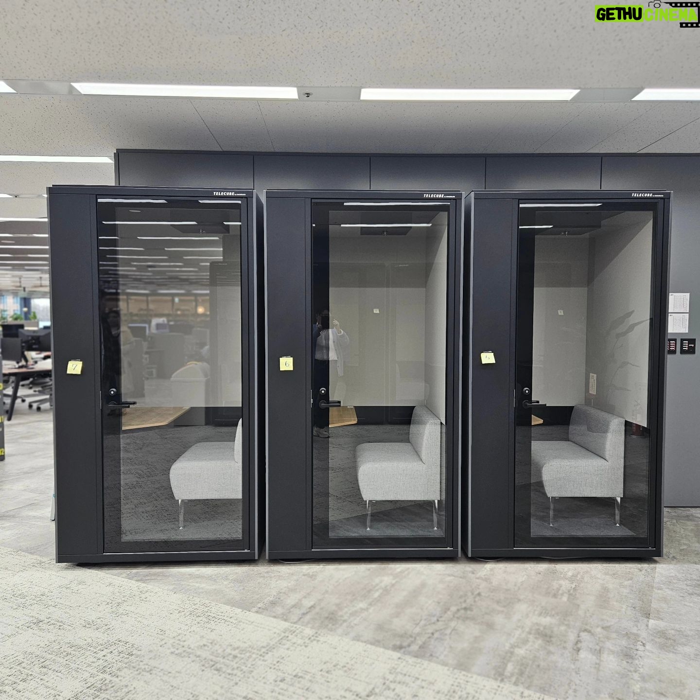 Bang Si-hyuk - 393.3K Likes - Congrats on the new office! It's been 4 years. Wish you good luck! 新しいオフィス入居おめでとうございます #HYBE #HBJ