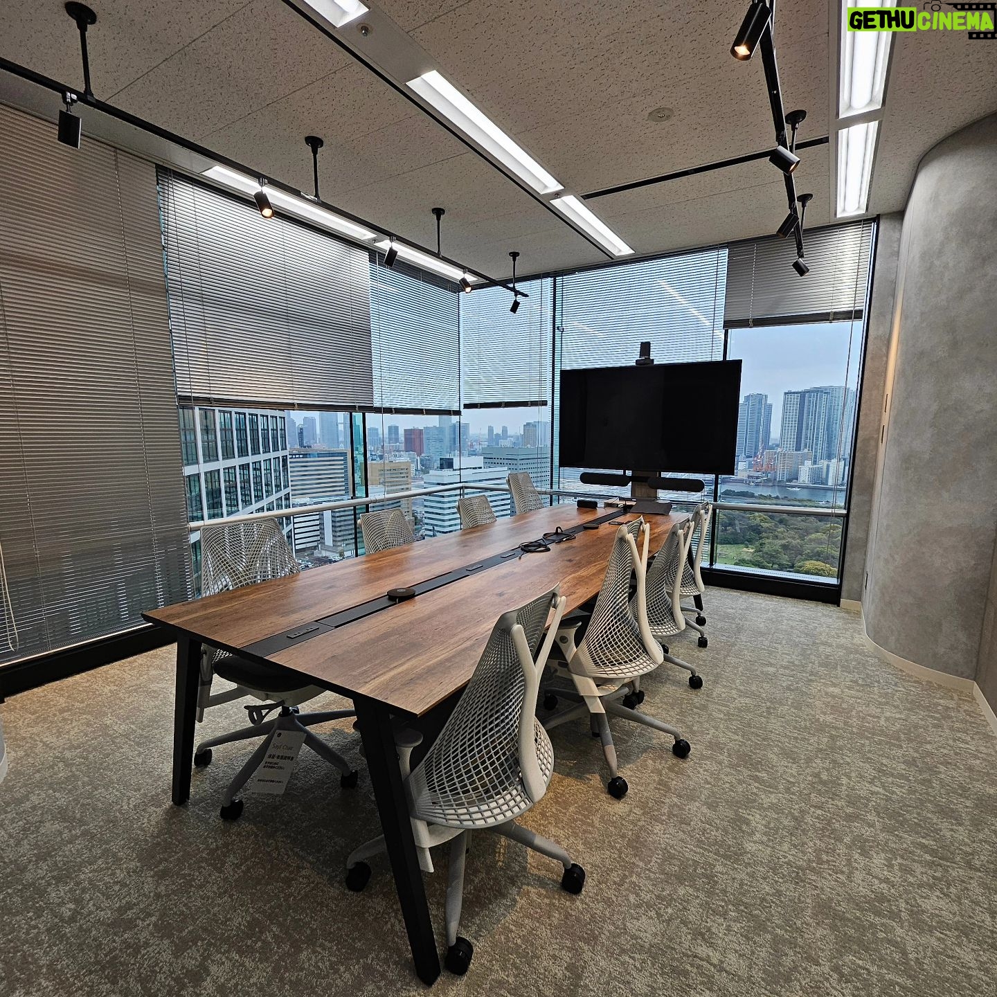 Bang Si-hyuk - 393.3K Likes - Congrats on the new office! It's been 4 years. Wish you good luck! 新しいオフィス入居おめでとうございます #HYBE #HBJ