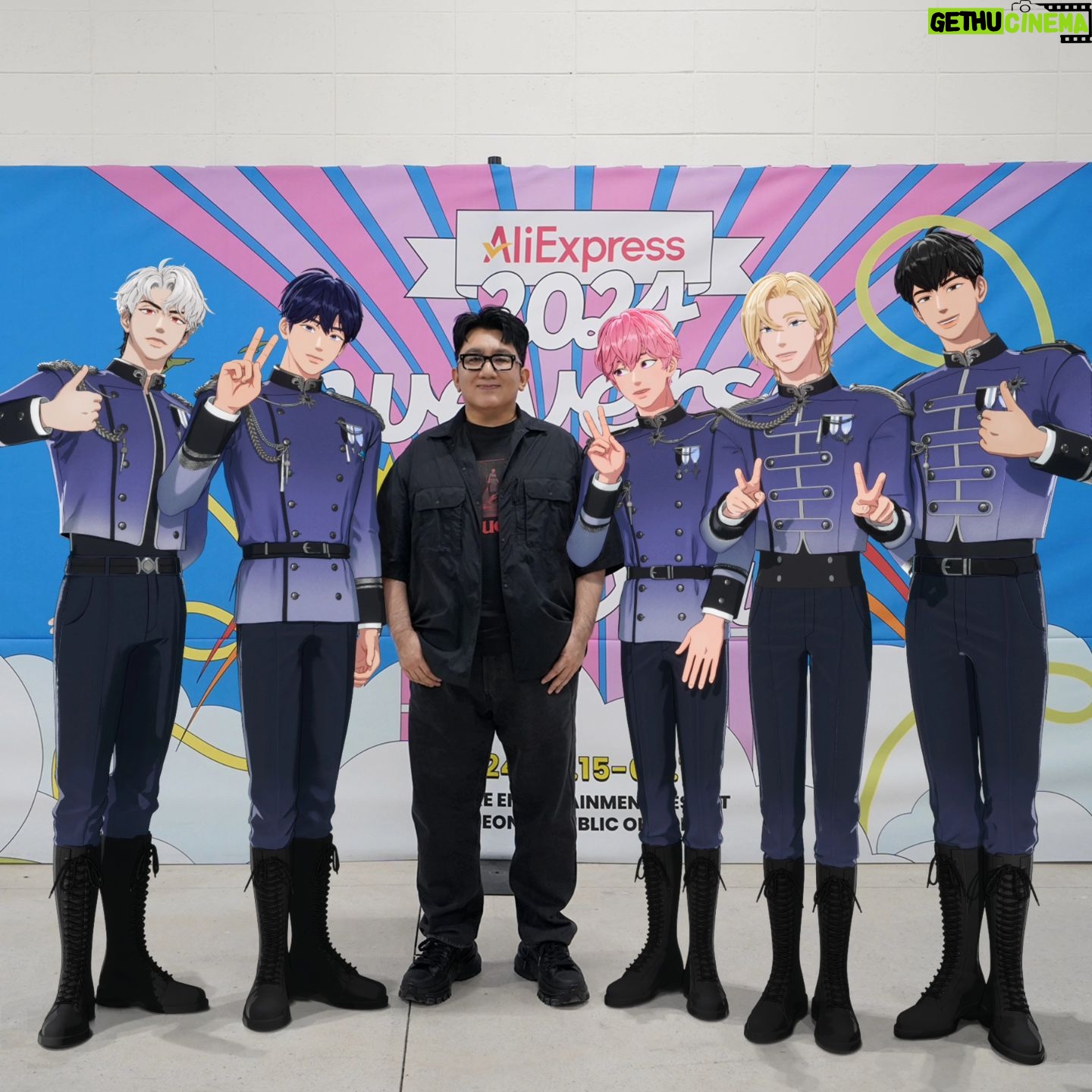 Bang Si-hyuk - 455.1K Likes - Unforgettable moments with artists of #WeverseConFestival #HYBE #honored
Thank you! @asiansoul_jyp @imase11_9 @plave_official @this_is_baekho @saythename_17 @officialfromis_9 @txt_bighit @enhypen @tws_pledis