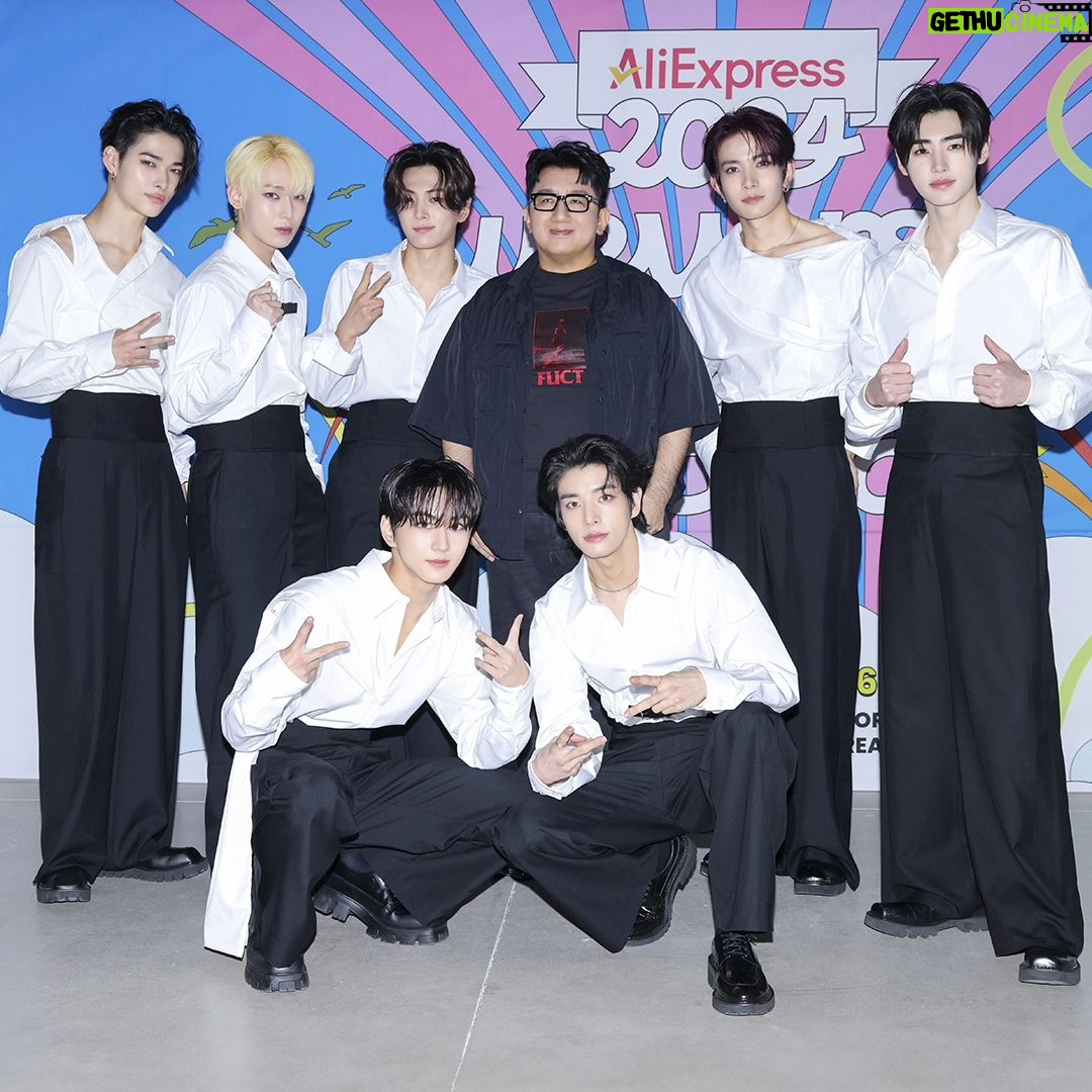 Bang Si-hyuk - 455.1K Likes - Unforgettable moments with artists of #WeverseConFestival #HYBE #honored
Thank you! @asiansoul_jyp @imase11_9 @plave_official @this_is_baekho @saythename_17 @officialfromis_9 @txt_bighit @enhypen @tws_pledis