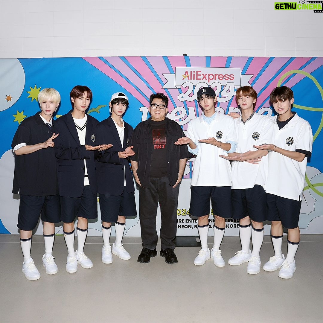 Bang Si-hyuk - 455.1K Likes - Unforgettable moments with artists of #WeverseConFestival #HYBE #honored
Thank you! @asiansoul_jyp @imase11_9 @plave_official @this_is_baekho @saythename_17 @officialfromis_9 @txt_bighit @enhypen @tws_pledis