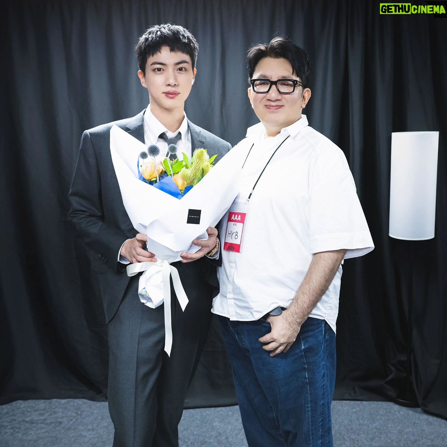 Bang Si-hyuk - 866.5K Likes - With Jin Congratulations on your successful return!
Message from Jin : June 13 2024,:sunny:
@bts.bighitofficial #bighitmusic #HYBE #jin #전역축하해