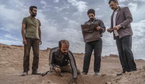 Banipal Shoomoon Instagram - .
خداروشکر بابت این تجربه ناب
.
رونمایی از اولین تصاویر فیلم سینمایی " علت مرگ : نامعلوم" 
اولین فیلم بلند سینمایی علی زرنگار به تهیه کنندگی مجید برزگر به مرحله‌ی تدوین رسید. علی زرنگار پیش از این به عنوان نویسنده، آثاری همچون " بدون تارخ، بدون امضاء". " مغز استخوان" و " چهارشنبه 19 اردیبهشت" را در کارنامه خود دارد.
در خلاصه‌ داستان فیلم آمده است : "هشت مسافر پیش از طلوع آفتاب، شهداد را به مقصد کرمان ترک می‌کنند. میان راه اتفاقی آنها را از رفتن بازمی‌دارد..." 
نویسنده و کارگردان: علی زرنگار، مجری طرح: پویان صادقی،  مدیرفیلمبرداری: داود ملک‌حسینی، طراح صحنه و لباس: محمدرضا میرزامحمدی، تدوین: حمید نجفی¬راد، آهنگساز: حامد حبیب‌زاده، طراح گریم: محمدرضا قومی، طراحی و ترکیب صدا: علیرضا علویان، صدابردار: سعید بجنوردی.علی ذوالفقاری. منشی صحنه: مارال فتحی، برنامه‌ریز: سیاوش رمضانلو و امید راد،  دستیار اول کارگردان: سیاوش رمضانلو،احسان شیری عکاس: پیام صادقی، فیلم پشت صحنه: مهدی تیموری، جلوه‌های ویژه‌ی میدانی: رحیم حاجی‌تبار

بازیگران: بانیپال شومون، علیرضا ثانی‌فر، ندا جبرئیلی، علی‌محمد رادمنش، زکیه بهبهانی، رضا عموزاد، سهیل باوی، سعید رضایی‌کیا، منصور غنی‌جاهد، میلاد مرادی، احمد دهقان‌رحیمی، سید محمدرضا حسینی، اشکان عاشوری، سید مجتبی میرحسینی، سحر بابایی، احد سلاجقه.
 .
تهیه کننده:مجید برزگر
محصول رسانه باران خیال
@payamsadeghi.ph @pardis_rafei @mohsen__nankali_ahoora @rahimhf @morsavi @ashkan_ashoori @mohamad_jafari_art 
#بانیپال_شومون #سینما #بازیگر #مرگ #عشق #زندگی #کویر #ایران