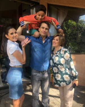 Bárbara Islas Instagram - Jueves de #TBT
Doris - Vivir de Amor ❤️
Araceli - Fuego Ardiente 🔥
Samanta Vega - Contigo si 💕
Britny - Mi querida herencia 💰
Diana Mejía - Mi marido tiene familia 🧑‍🧑‍🧒‍🧒
Coral - Soltero con hijas 🌊
Luisa - El Manual 😘