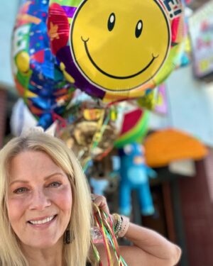 Barbara Niven Instagram - A “Welcome Home” balloon surprise for my grandkids. They have been in Germany all summer and are coming home tonight. I’m so excited! 💕