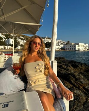 Bárbara Parada Instagram - Feeling the Mykonos breeze💆🏼‍♀️