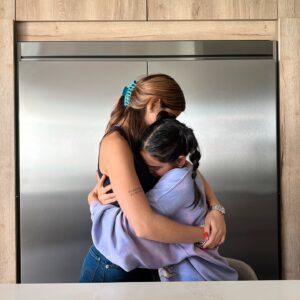 Bárbara de Regil Instagram - 1: ❤️ twins 
2: cuando la vi regresando de su viaje 🌎 ✈️ 
3: cuando tenía 16 
4: extrañaba su olor 
5: hablábamos todo el tiempo 
6: 💅🏻
7: welcome home mar 🌊 
8: de party 
9: smile