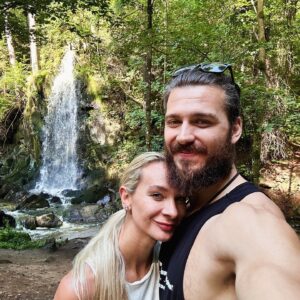 Barbora Mottlová Instagram - A takhle výživný byly další dny a cesty 🤩
Z Českého Krumlova jsme vyrazili na @novohradskodoudlebsko , kde jsme navštívili kostel Panny Marie, Dobrou vodu, Hojnou vodu, Kraví horu, Terčino údolí. Cestu jsme ukončili až v @budejovicko , kde jsme pak poblíž navštíví @zamekhluboka a @arealhluboka , kde jsme si půjčili člun a dojeli k vyhlídce Baba. Pak jsme prošlápli @piseckem , kde jsme nemohli vynechat Kamenný most a sochy z písku. Naši Tour po jižních Čechách jsme zakončili v Lázních Blatná, kde jsme si užili krásný welness a navštívili @castle.blatna 

Úžasný zážitek 🤩 kdo ještě nemá plány na zbytek prázdnin vřele doporučujeme @jiznicechy 😁😇