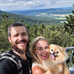 Barbora Mottlová Instagram - A takhle výživný byly další dny a cesty 🤩
Z Českého Krumlova jsme vyrazili na @novohradskodoudlebsko , kde jsme navštívili kostel Panny Marie, Dobrou vodu, Hojnou vodu, Kraví horu, Terčino údolí. Cestu jsme ukončili až v @budejovicko , kde jsme pak poblíž navštíví @zamekhluboka a @arealhluboka , kde jsme si půjčili člun a dojeli k vyhlídce Baba. Pak jsme prošlápli @piseckem , kde jsme nemohli vynechat Kamenný most a sochy z písku. Naši Tour po jižních Čechách jsme zakončili v Lázních Blatná, kde jsme si užili krásný welness a navštívili @castle.blatna 

Úžasný zážitek 🤩 kdo ještě nemá plány na zbytek prázdnin vřele doporučujeme @jiznicechy 😁😇