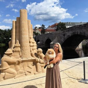 Barbora Mottlová Instagram - A takhle výživný byly další dny a cesty 🤩
Z Českého Krumlova jsme vyrazili na @novohradskodoudlebsko , kde jsme navštívili kostel Panny Marie, Dobrou vodu, Hojnou vodu, Kraví horu, Terčino údolí. Cestu jsme ukončili až v @budejovicko , kde jsme pak poblíž navštíví @zamekhluboka a @arealhluboka , kde jsme si půjčili člun a dojeli k vyhlídce Baba. Pak jsme prošlápli @piseckem , kde jsme nemohli vynechat Kamenný most a sochy z písku. Naši Tour po jižních Čechách jsme zakončili v Lázních Blatná, kde jsme si užili krásný welness a navštívili @castle.blatna 

Úžasný zážitek 🤩 kdo ještě nemá plány na zbytek prázdnin vřele doporučujeme @jiznicechy 😁😇