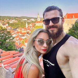 Barbora Mottlová Instagram - Takhle boží byly naše 2 dny v @ceskykrumlovofficial ✨
Město plné kultury a zážitků🤩
Vyšlápli jsme si na Křížovou horu, navštívili @pivovarceskykrumlov & @port_1560 , projeli se s @voroplavba a prošli centrum křížem krážem 🫶
A teď už jedem po @jiznicechy zase dál ☀️

#mottlicenacestach #lordbicon #ceskykrumlov #jiznicechy #vylet #spoluprace