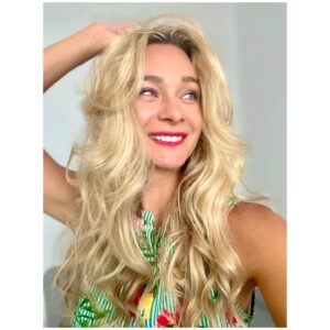 Barbora Mottlová Instagram - Léto je nejen plné pohodičky, opalování a odpočinku..ale taky neohlášených večírků a grilovaček 🙈 A tohle jsou moje zbraně proti splihlým vlasům od značky @tresemme_czech_slovak_republic , které vykouzlí fresh look 🤩 
Nejprve osvěžující suchý šampon pro objem Day 2 Volume.. s ním mám pocit, že jsou moje vlasy jako hedvábí 🤩 Pak samozřejmě tepelná ochrana Heat Defence, díky které se vlasy nepoškodí 👌 Natáčky jsou moji věrní pomocníčkové a nakonec Flawless Volume fixační sprej, který se postará o skvělou kondici po zbytek dne 🤩 Juí a můžu vesele mezi lidi ✨
Perfektní pro letní dny je taky šamponové duo z řady RICH MOISTURE, skvěle totiž hydratují vlasy 🫶
A v @rossmann_cz mají do 13.8. Letní festival krásy, kde s produkty TRESemmé můžete vyhrát zajímavé ceny, tak si běžte ulovit ty své!

#SilneVlasySilneJa #SilaTresemme #Trespartner #tipyzdrogerky