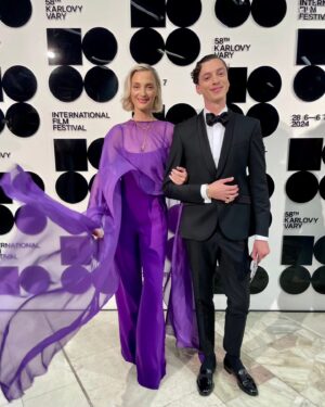 Barbora Poláková Instagram - 💜@kviff 💜

* Ťupík: @jancina_cz
* Styling: @luciekutalkova @leedastore 
* Šperky: @haladajewellery 
* Makeup: @hristinageorgievska 
* Vlasy: @mirka_mysicka 

💜💜💜💜💜💜💜💜💜💜💜💜💜