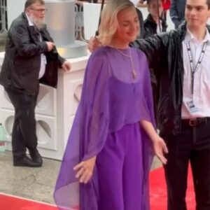 Barbora Poláková Instagram - 💜@kviff 💜

* Ťupík: @jancina_cz
* Styling: @luciekutalkova @leedastore 
* Šperky: @haladajewellery 
* Makeup: @hristinageorgievska 
* Vlasy: @mirka_mysicka 

💜💜💜💜💜💜💜💜💜💜💜💜💜