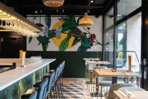 Barry Atsma Instagram - @deblendutrecht is open 🎈🎉🎈🍾. Benieuwd naar onze Bar Brasserie De Blend?Kom snel langs: het zit pal naast de Douwe Egberts Fabriek, parkeerplekken genoeg voor onze gasten😎. Openingstijden:
Woensdag t/m zaterdag:
12:00 tot 22:00
Zondag:
12:00 tot 17:00 #eten #drinken #utrecht #restaurant #opening @deblendutrecht