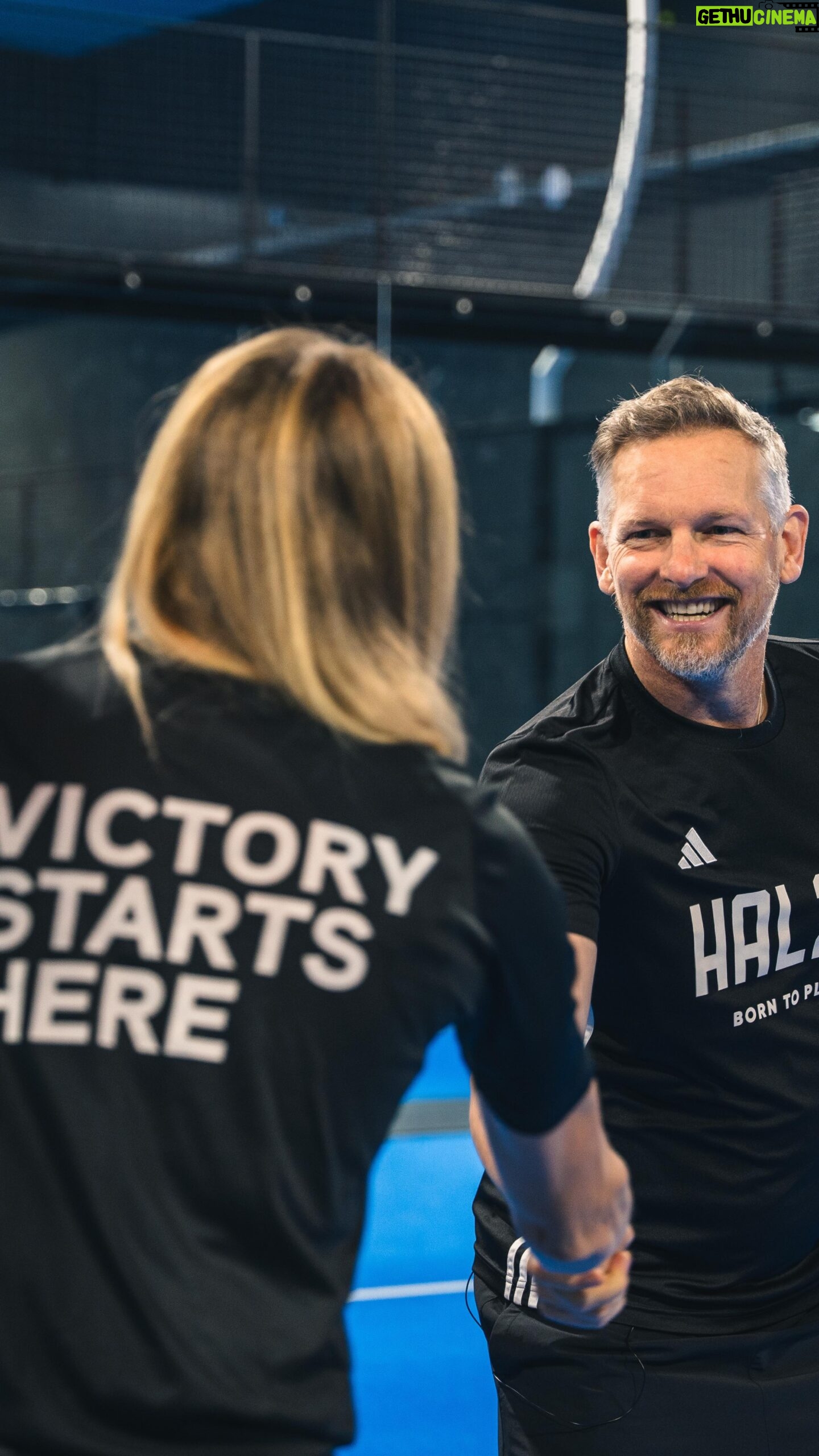 Barry Atsma - 827 Likes - HAL22: een plek voor fun en fanatisme! 🌟
Acteur @barry_atsma opent de deuren van HAL22 voor Matrix ambassadeur @maritbouwmeester. Een moderne sporthal, opgericht door Barry, Perry Overeem, Edwin Oosterlaar en voetbaliconen Marco van Basten en Frank Rijkaard. Laat je inspireren door de unieke combinatie van sportieve passie en plezier die HAL22 belichaamt.
Bekijk de hele video via de link in bio!
#VictoryStartsHere #TheMatrixExperience