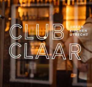 Barry Atsma Instagram - Woensdag 1 nov gaan we open ⭐️🎉! Supertrots op onze nieuwe restobar Club Claar in hartje Utrecht! Zo’n toffe plek pal tussen de Dom en Vredenburg middenin m’n stadsjiee Utreg. In de relaxte sfeer van een club gerechtjes uit alle hoeken van de wereldkeuken delen en daarna een lekkere cocktail 🍹😋. Maar ook voor een lekkere lunch of taart&goeie koffie☕️. 

@clubclaar is geopend van woensdag t/m zondag. En er zijn ook ruimtes voor bijeenkomsten en bedrijfsactiviteiten. Reserveren kan via www.clubclaar.nl
We zoeken nog een paar toppers om ons team compleet te maken 💪🏻. Vacatures vind je ook op de website clubclaar.nl 
Foto’s door: Samuel van Leeuwen 📷
@marcovanbasten @perryovereem #edwinoosterlaar #frankrijkaard @noortjeherlaar #restaurant #utrecht #cocktails #vergaderen @samuelvanleeuwenfotografie
