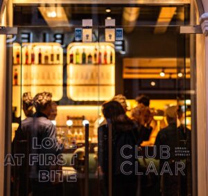Barry Atsma Instagram - Woensdag 1 nov gaan we open ⭐️🎉! Supertrots op onze nieuwe restobar Club Claar in hartje Utrecht! Zo’n toffe plek pal tussen de Dom en Vredenburg middenin m’n stadsjiee Utreg. In de relaxte sfeer van een club gerechtjes uit alle hoeken van de wereldkeuken delen en daarna een lekkere cocktail 🍹😋. Maar ook voor een lekkere lunch of taart&goeie koffie☕️. 

@clubclaar is geopend van woensdag t/m zondag. En er zijn ook ruimtes voor bijeenkomsten en bedrijfsactiviteiten. Reserveren kan via www.clubclaar.nl
We zoeken nog een paar toppers om ons team compleet te maken 💪🏻. Vacatures vind je ook op de website clubclaar.nl 
Foto’s door: Samuel van Leeuwen 📷
@marcovanbasten @perryovereem #edwinoosterlaar #frankrijkaard @noortjeherlaar #restaurant #utrecht #cocktails #vergaderen @samuelvanleeuwenfotografie