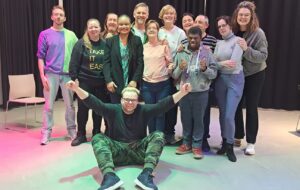 Barry Atsma Instagram - Vanmiddag met heel veel plezier een workshop gegeven bij theatergroep Flexibel in Purmerend bij Cultuurhuis Wherelant. Wat een getalenteerde kanjers 🎭⭐️ ❤️