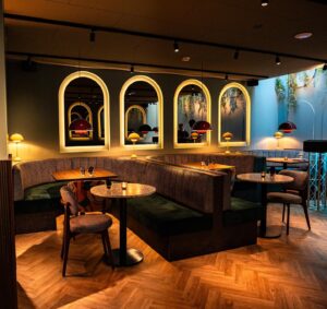 Barry Atsma Instagram - Woensdag 1 nov gaan we open ⭐️🎉! Supertrots op onze nieuwe restobar Club Claar in hartje Utrecht! Zo’n toffe plek pal tussen de Dom en Vredenburg middenin m’n stadsjiee Utreg. In de relaxte sfeer van een club gerechtjes uit alle hoeken van de wereldkeuken delen en daarna een lekkere cocktail 🍹😋. Maar ook voor een lekkere lunch of taart&goeie koffie☕️. 

@clubclaar is geopend van woensdag t/m zondag. En er zijn ook ruimtes voor bijeenkomsten en bedrijfsactiviteiten. Reserveren kan via www.clubclaar.nl
We zoeken nog een paar toppers om ons team compleet te maken 💪🏻. Vacatures vind je ook op de website clubclaar.nl 
Foto’s door: Samuel van Leeuwen 📷
@marcovanbasten @perryovereem #edwinoosterlaar #frankrijkaard @noortjeherlaar #restaurant #utrecht #cocktails #vergaderen @samuelvanleeuwenfotografie