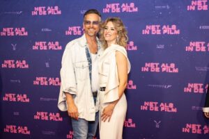 Barry Atsma Instagram - Zo trots op mijn lief @noortjeherlaar ⭐️. Gaat dat zien 🎥!! ‘Net als in de film’ draait nu in de bios en is een swingend, grappig en hartverwarmend verhaal over het hunkeren naar de grote liefde ( bovendien zit je steeds stiekem mee te neuriën met de hits van de jaren 80 en 90😎). @independentfilmsnl @netalsindefilmnl #IF #netalsindefilm #netalsindefilm #noortjeherlaar #benjabruijning #kaygreidanus #uriahhavertong #hollymaebrood #jipsmit #evalaurenssen #jasperheyman