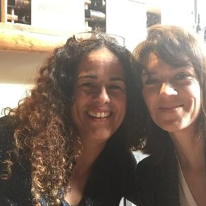 Barry Atsma Instagram - Door alle verhuizingen als expat-kind ben ik me heel bewust geworden hoe belangrijk je ‘thuis’ voelen is. Nu hebben Izaira Kersten (mijn lieve ex en moeder van onze kinderen) en @saraboonman een bijzondere en leerzame workshop ontwikkeld bij het Bert Hellinger Instituut die daar alles mee te maken heeft. Waar is je thuis? Waar liggen je wortels? Welke verhalen, muziek, en gerechten van thuis hebben jou gevormd? En hoe verhouden die zich met de andere wereld? 
Izaira over de workshop; 
Thuis in het ene land en thuis in het ander land. Op de ene plek mis je de andere plek. Wat doet het met je als je heimwee hebt naar iemand of naar een plek? Hoe helpt dit je en waar staat het je in de weg? Wat is de prijs en wat brengt het je?

In de workshop “Thuis in twee werelden”, begeleid door Izaira kersten & Sara Boonman bieden we met systemische en narratieve werkvormen de mogelijkheid om te kijken naar je achtergrond, je familie en je land van herkomst en hoe dit jou heeft gevormd. 

De workshop vindt plaats in Amsterdam. We starten s’avonds 1 maart met de vertelvoorstelling van Izaira.
Meer informatie en inschrijven kan op onze website! https://hellingerinstituut.nl/agenda/90938/  @bhisocial