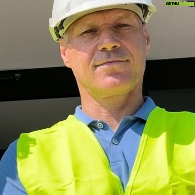 Barry Atsma - 1.6K Likes - 17 juli gaat Bar Brasserie De Blend open, onze nieuwe parel aan de kroon van de Utrechtse Horeca Groep🎉🍾. Prachtig gelegen aan het Amsterdam-Rijnkanaal, pal naast de iconische Douwe Egberts fabriek met uitzicht op de geboortegrond van @marcovanbasten. Maar er wordt eerst nog keihard gebikkeld door onze twee helden om alles op tijd klaar te hebben💪🏻! @marcovanbasten @frank_rijkaard_1962 @perryovereem #edwinoosterlaar @deblendutrecht