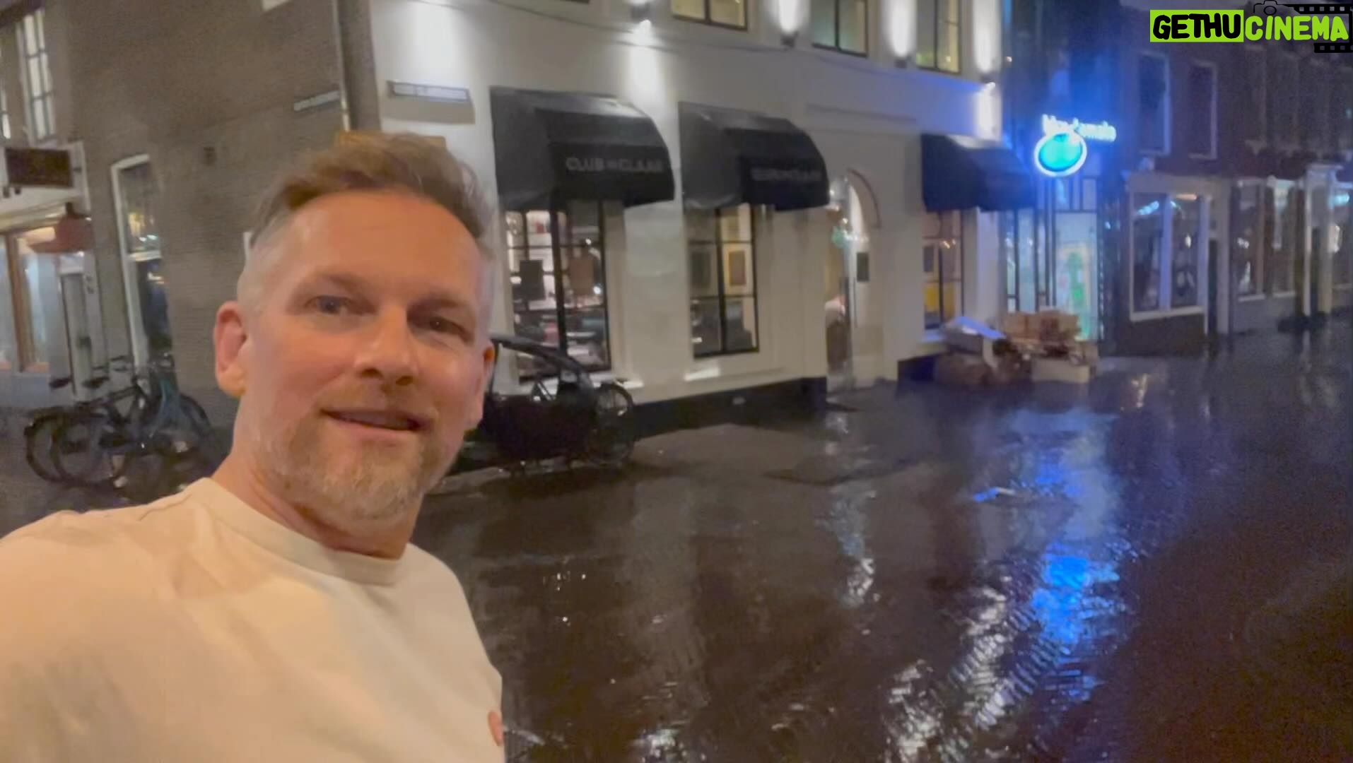 Barry Atsma - 1.6K Likes - Gisterenavond werd er nog keihard gewerkt om @clubclaar klaar (😉)te krijgen voor vandaag. Want…. Club Claar is nu officieel geopend 🥂🍾⭐️. Met zulke chef-koks kan er sowieso weinig misgaan 😎…. maar kom vooral zelf even proeven op de Voor Clarenburg 7. #restobar #urbankitchen @marcovanbasten #frankrijkaard @perryovereem fasteddie0275 #utrecht #restaurant