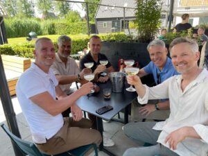 Barry Atsma Instagram - Yesss… het is officieel🍾: we (de Utrechtse Horeca Groep) mogen een prachtig duurzaam strandpaviljoen gaan bouwen aan de Haarrijnse plas in Utrecht😎. 
We zijn echt super-trots dat de gemeente na een uitdagende selectie-procedure voor ons ontwerp (van MONK architecten uit Utrecht) en bijbehorende plannen, heeft gekozen. 
Begin volgend jaar gaan we bouwen en dan gaan we (hopelijk 😁) ergens in de zomer van 2025 open ⭐️🏖️ #strandpaviljoen #haarrijnseplas #utrecht #utrechtsehorecagroep #beachboys @perryovereem #edwinoosterlaar #frankrijkaard @marcovanbasten