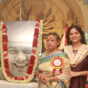 Basabdatta Chatterjee Instagram - মহানায়কের প্রয়াণ দিবসে আমার প্রণাম।
শিল্পী সংসদ আয়োজিত এই অনুষ্ঠানে উপস্থিত থাকতে পেরে আমি সমৃদ্ধ।
শুধু মনে হয় তাকেই থাকি........😊

Photo courtesy @subhendu_photojournalist_ (thank you)