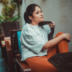 Basabdatta Chatterjee Instagram - Think Positive & Smile More. 💖

📸- @myself_suvam
💄- @sanjuhaldermakeupartist
🧚🏼- @moodswings_styles
🔗- @rudrakshprnads 

#mood #photomood #positivity #positivevibes #smile #love #loveyourself #thursdaythoughts #positivethoughts #follow #shine