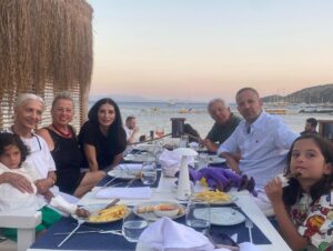 Başak Sayan Instagram - Birlikte 10. doğumgünü kutlayışımız… Daha nice kutlamalara hep beraber… İyi ki doğdun, iyi ki benim hayat arkadaşım, Ares ile Milan’ın harika babası oldun… Seni seviyoruz…❤️