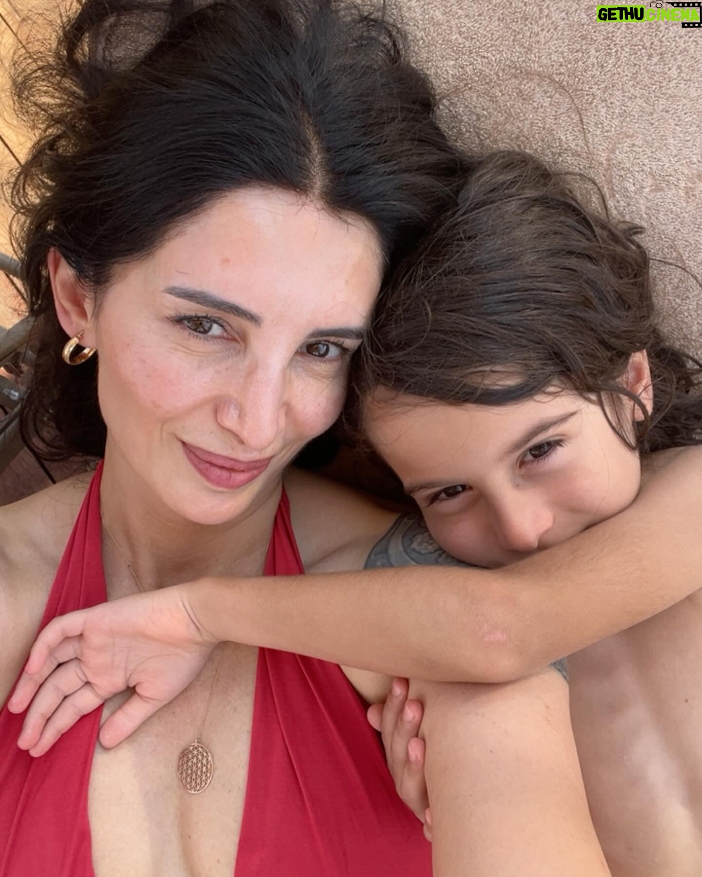 Başak Sayan - 6.4K Likes - Hayatta bazen sert dönemeçler olur. Güneş her zaman aynı sıcaklıkla parlamaz. O zor anlar insanın kaderini şekillendirdiği yerlerdir. Bedel ödemeden hiçbir şeye sahip olamayacağın gibi yine kalbinin derinliklerinden gelen bir karar almadan yola devam de edemezsin… Yol çok uzun gelse de aslında göz açıp kapayana kadar. Eğer kalpten bir tercih yapmışsan düşsen de kalksan da aynı el uzanır sana. Sevgiyle, şefkatle…Sana düşen hayatın hep günlük güneşlik olmadığını, zorlukların da karşına çıkacağını bilmek ve onları kabullenmek. O kabulleniş anında göreceksin ki yaşanan zorluklar insanları birbirine daha fazla yakınlaştırabilir, kenetleyebilir. Yeter ki doğru adımları atabil ve kalbini açabil…