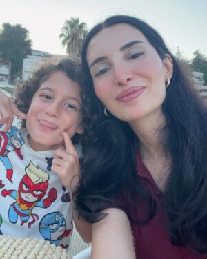 Başak Sayan Instagram - Hayatta bazen sert dönemeçler olur. Güneş her zaman aynı sıcaklıkla parlamaz. O zor anlar insanın kaderini şekillendirdiği yerlerdir.  Bedel ödemeden hiçbir şeye sahip olamayacağın gibi yine kalbinin derinliklerinden gelen bir karar almadan yola devam de edemezsin… Yol çok uzun gelse de aslında göz açıp kapayana kadar. Eğer kalpten bir tercih yapmışsan düşsen de kalksan da aynı el uzanır sana. Sevgiyle, şefkatle…Sana düşen hayatın hep günlük güneşlik olmadığını, zorlukların da karşına çıkacağını bilmek ve onları kabullenmek. O kabulleniş anında göreceksin ki yaşanan zorluklar insanları birbirine daha fazla yakınlaştırabilir, kenetleyebilir. Yeter ki doğru adımları atabil ve kalbini açabil…