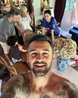 Başak Sayan Instagram - Bugün yeni yaşımın ilk günü. 47 oldum. Normalde doğumgünü kutlayan biri değilim ama sevdiklerin kutlamak isteyince aniden gelilen partiler ortaya çıkabiliyor. Dün gün böyle başladı, ardından canım Zeynep ve Marco’nun doğumgünüm için hazırladıkları şahane İtalyan yemekleri ile devam etti. Mutlu mutlu uyudum. Çok tuhaf insan gerçekten de hangi yaşta hissediyorsa o yaştaymış. Ben yaşa inanmadığım için ( bence sadece sayıdan ibaret ) kimse de yaşıma inanmıyor ama bu gezegen üzerinde 47 yıldır yaşıyorum. Hedef Muazzez İlmiye Çığ gibi olabilmek. Sağlıkla, dinç ve aklın başında çocuklarıma elimden geldiğince uzun rehberlik yapmak ve hayat yolculuklarında yanlarında olmak istiyorum. İyi ki doğmuşum, iyi ki bu yaşamı deneyimliyorum💃🙂