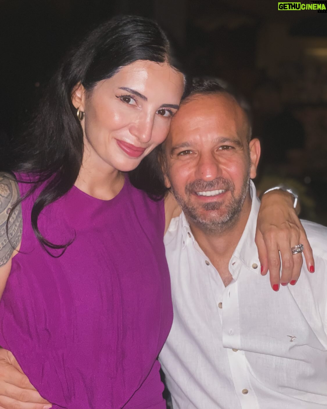 Başak Sayan - 11.8K Likes - 10 yıl evvel, bugün, tanıştıktan 1 ay sonra Virgiana’da evlilik yemini ettik. İyi günde, kötü günde, hastalıkta ve sağlıkta, zenginlikte ve yoksullukta, ölüm bizi ayırıncaya değin diyerek… Yemin etmek sadece kelimeleri arka arkaya sıralamak değildir. Kelimelerin olağanüstü bir gücü, bir büyüsü vardır. Yeminlerin de öyle. Özellikle kalpten edilenlerin… İyi ki o yemini ettik. Nice 10 yıllara❤️