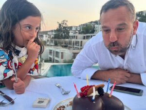 Başak Sayan Instagram - Birlikte 10. doğumgünü kutlayışımız… Daha nice kutlamalara hep beraber… İyi ki doğdun, iyi ki benim hayat arkadaşım, Ares ile Milan’ın harika babası oldun… Seni seviyoruz…❤️